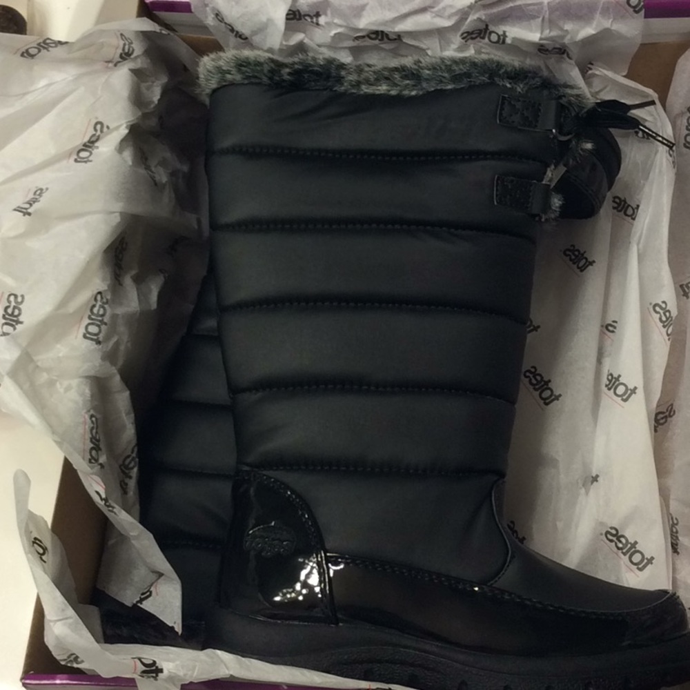 New. Never been worn Totes snow boots